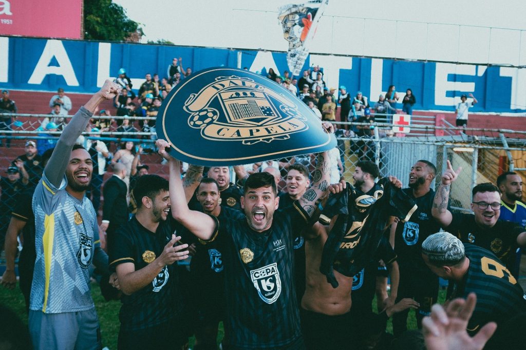 Dale Capela em festa após vitória contra o Ajax.