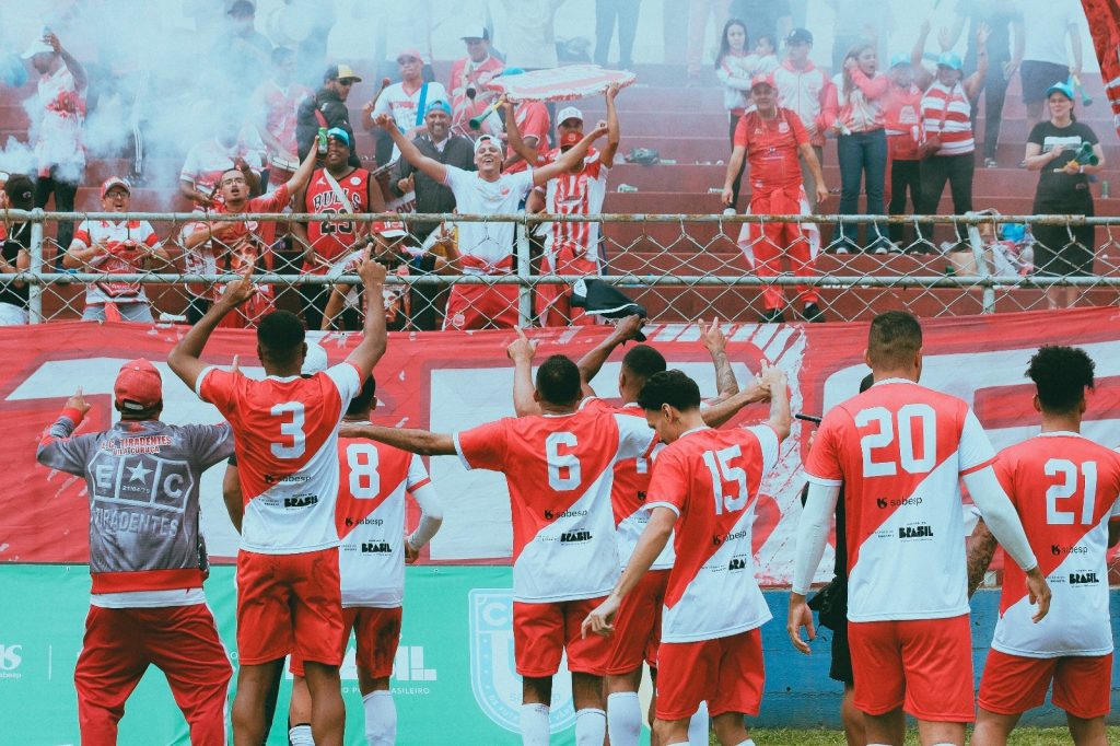 Jogadores do Tiradentes celebram com a torcida após a vitória contra o Marcone.