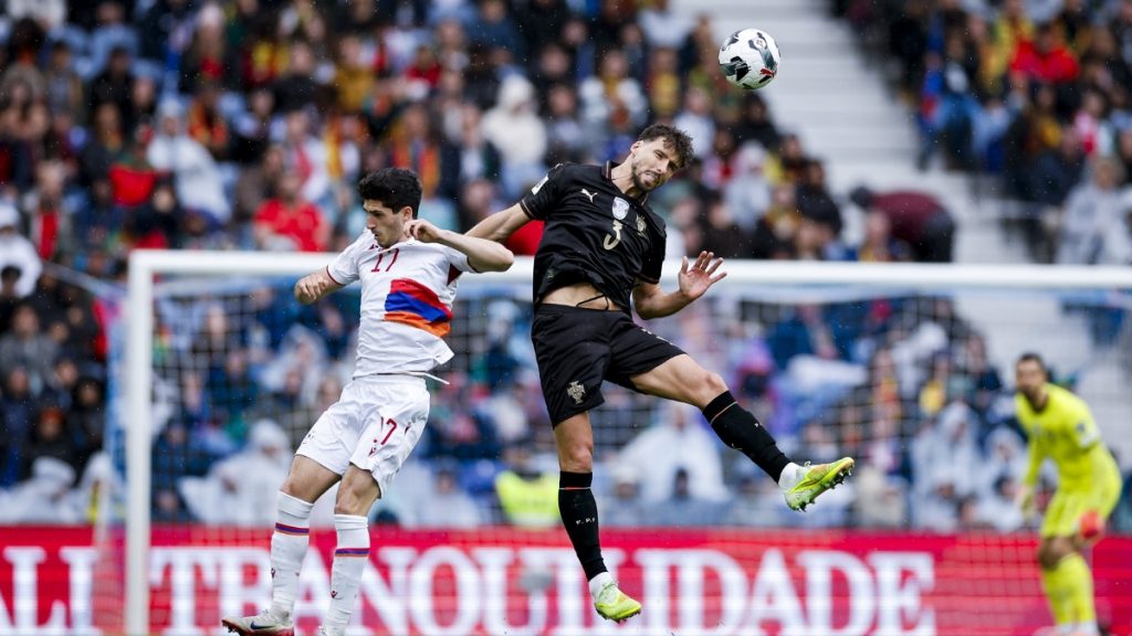 Rúben Dias em disputa de bola pela Seleção de Portugal e fica fora da estreia da Copa 2026