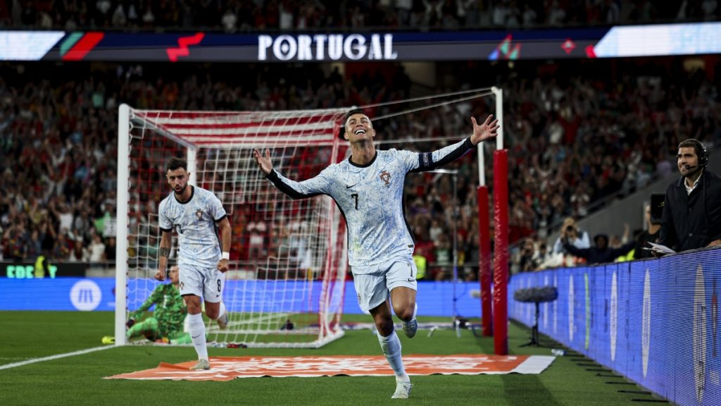 Cristiano Ronaldo em comemoração de gol ela Seleção de Portugal, representando seu possível recorde de gols em Copas do Mundo