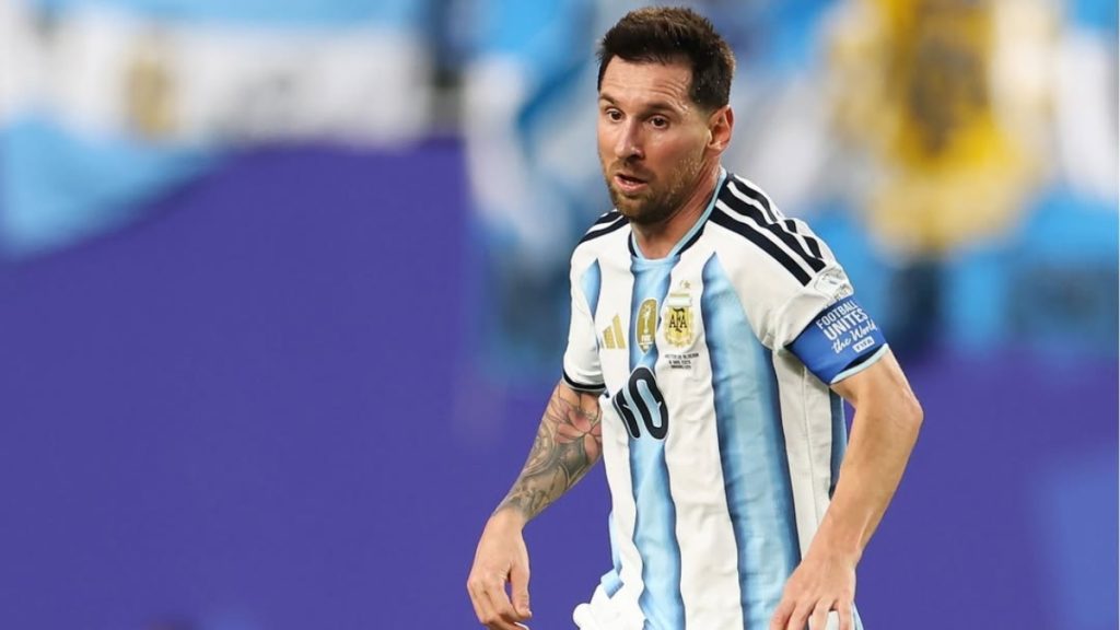 Lionel Messi em atuação pela Seleção da Argentina, representando os recordes batidos em Copas do Mundo, e chega perto do Klose