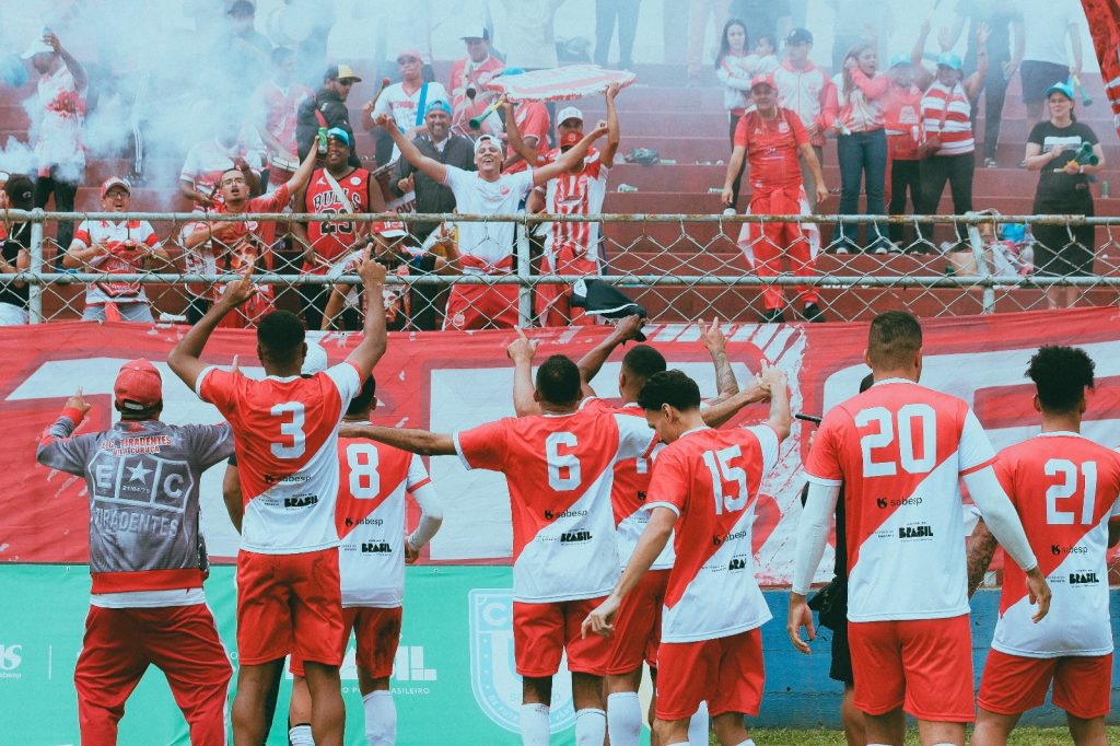 Jogadores do Tiradentes celebram com a torcida após a vitória contra o Marcone na Copa Sabesp