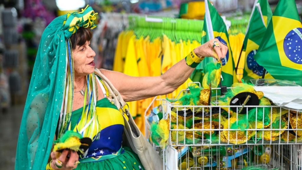 Torcedora escolhe acessórios verde e amarelos em loja de Campinas durante a Copa do Mundo