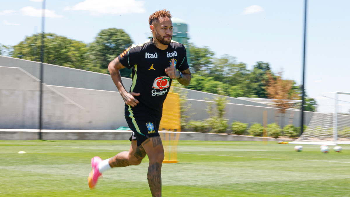 Neymar em seu primeiro treino com bola pela Seleção Brasileira