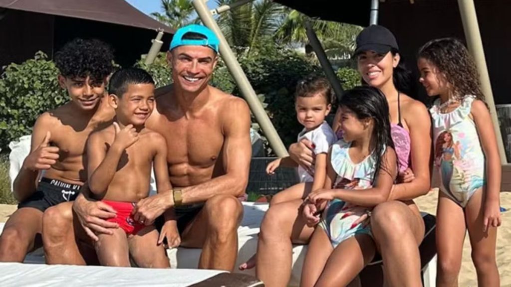 Cristiano Ronaldo e Georgina Rodríguez reunidos com a família em momento de descontração