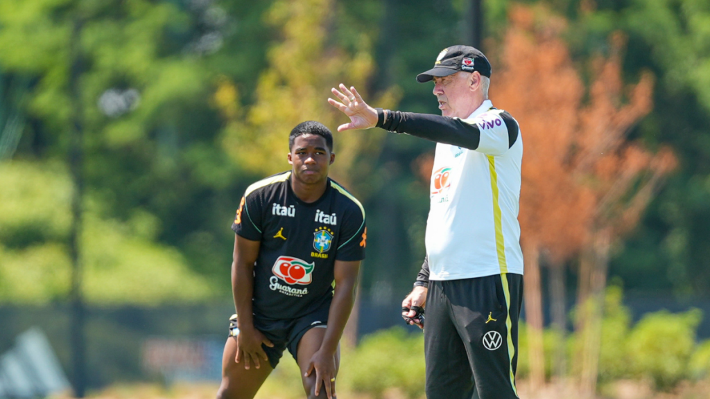 Endrick e Ancelotti em treino da Seleção Brasileira, representando as mudanças feitas para o jogo contra o Haiti