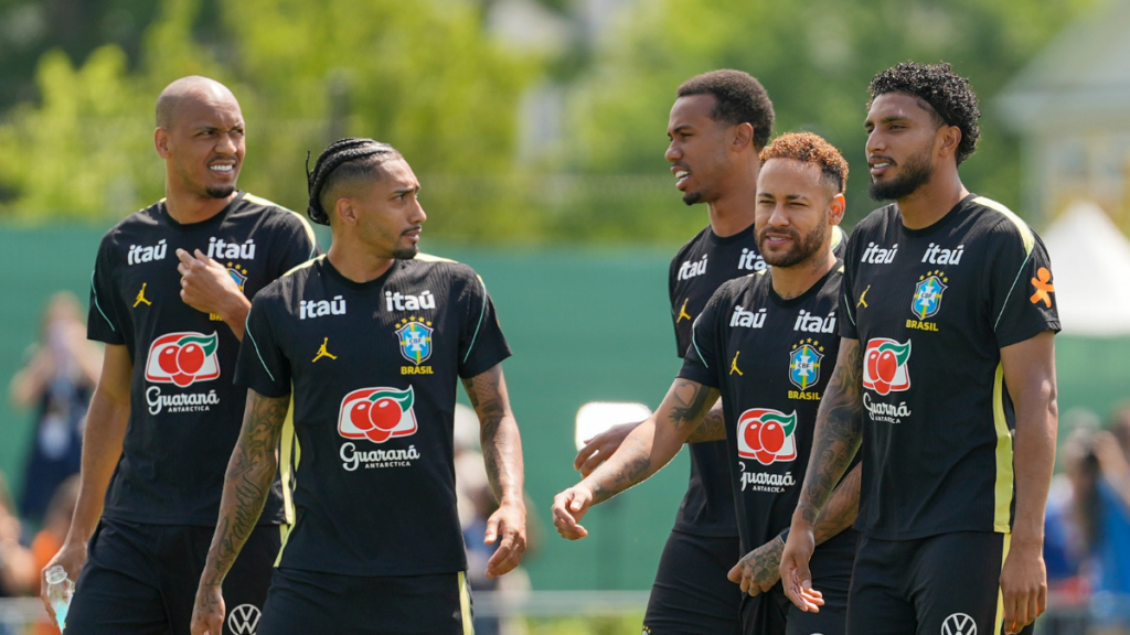 Neymar com os companheiros de Seleção durante treino