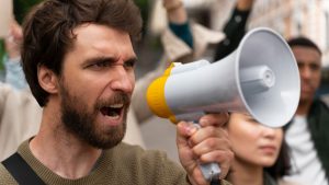 Dia Internacional de Combate ao Discurso de Ódio: quando a opinião vira violência?. Foto: Magnific