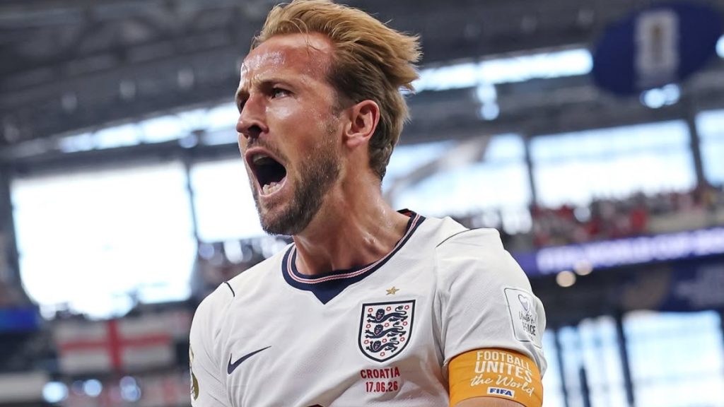Kane comemorando gol em partida de Mundial: atacante inglês faz dois gols contra a Croácia e iguala recorde histórico na artilharia inglesa