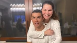 Kátia Aveiro aparece sorrindo ao lado de Cristiano Ronaldo em uma foto de interação nas redes sociais, repercutida em Portugal após a estreia da seleção contra a RD Congo.