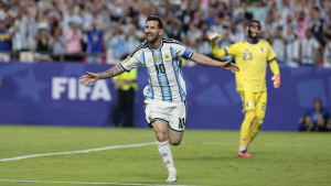 Messi em campo durante partida de futebol, em imagem de destaque no ranking de artilheiro da copa do mundo após a primeira rodada