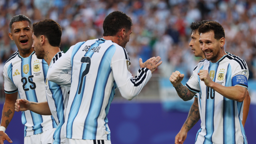 Lionel Messi celebra um gol pela Argentina com os companheiros, em meio a comemoração durante uma partida de Copa do Mundo, destacando o artilheiro da copa do mundo.