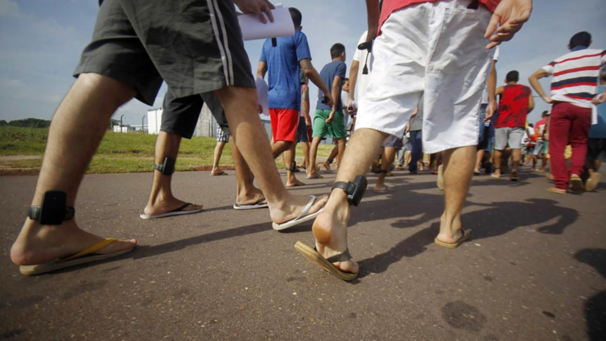Pessoas caminhando em calçada durante fluxo de visitantes na Baixada Santista, em destaque a saída temporária que segue até a próxima terça-feira (23), segundo a SAP-SP.