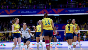 Jogadoras da seleção brasileira de vôlei comemoram ponto durante partida da Brasil Liga das Nações, com a equipe de José Roberto Guimarães celebrando mais uma vitória em quadra.