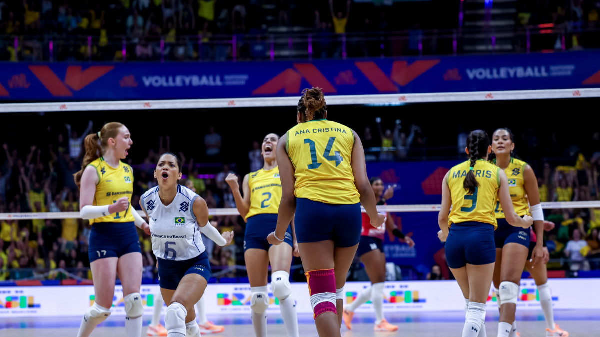 Jogadoras da seleção brasileira de vôlei comemoram ponto durante partida da Brasil Liga das Nações, com a equipe de José Roberto Guimarães celebrando mais uma vitória em quadra.