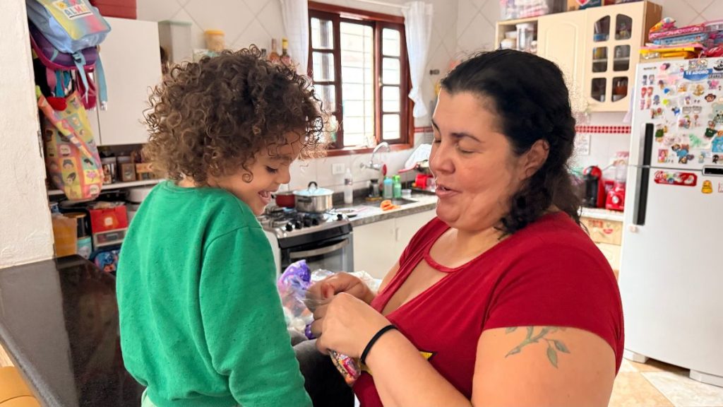 Ana Maria interage com a filha em um ateliê durante evento no dia 30 de junho, com foco em Orgulho Autista e inscrição pelo site da Sympla.