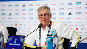 Carlo Ancelotti em coletiva de imprensa, com microfone e fundo com logotipos, admitindo mudanças na escalação e pedindo calma sobre o momento certo do time.