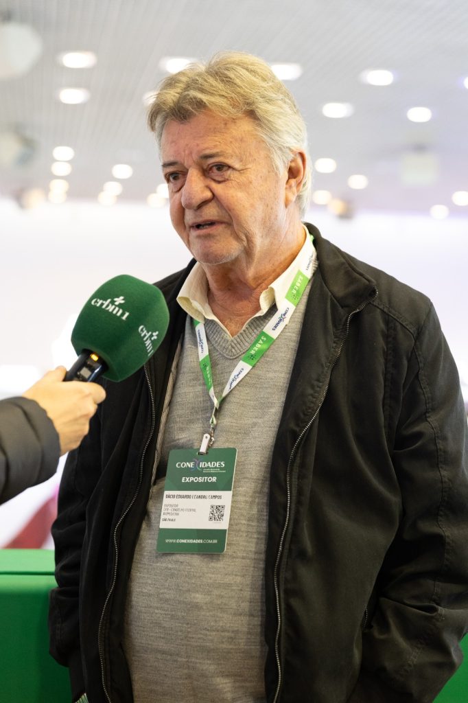 Conexidades: foto do Dr. Dácio Eduardo Leandro Campos, presidente do Conselho Regional de Biomedicina da 1ª Região, participando de evento e concedendo entrevista.