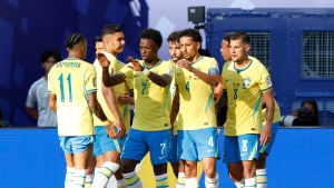 Seleção brasileira de futebol reunida em campo, com jogadores usando uniforme amarelo e azul, posando durante treino ou partida contra o Haiti pela Copa do Brasil.