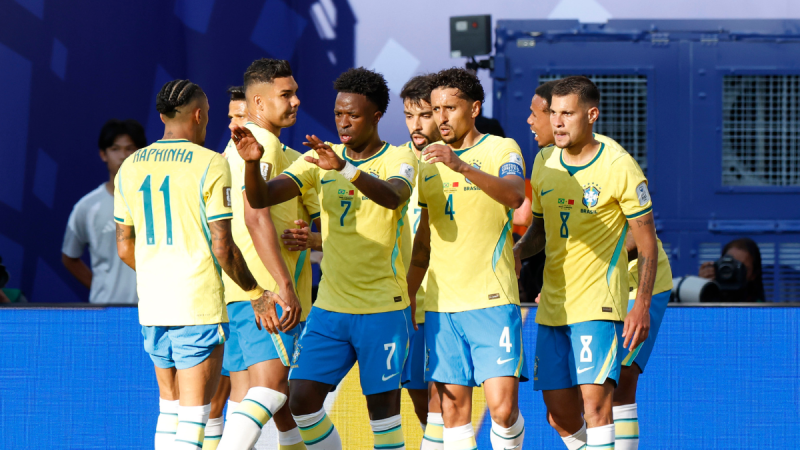 Seleção brasileira de futebol reunida em campo, com jogadores usando uniforme amarelo e azul, posando durante treino ou partida contra o Haiti pela Copa do Brasil.