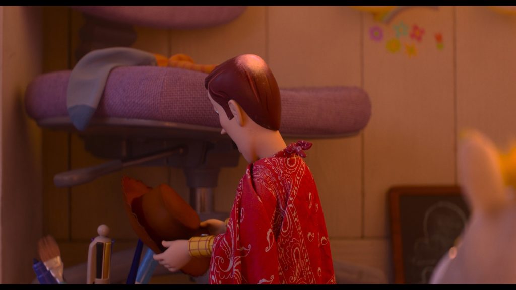 Woody de Toy Story 5 aparece sentado em um quarto, usando um chapéu e o cabelo falho característico do personagem em cena com iluminação aconchegante.