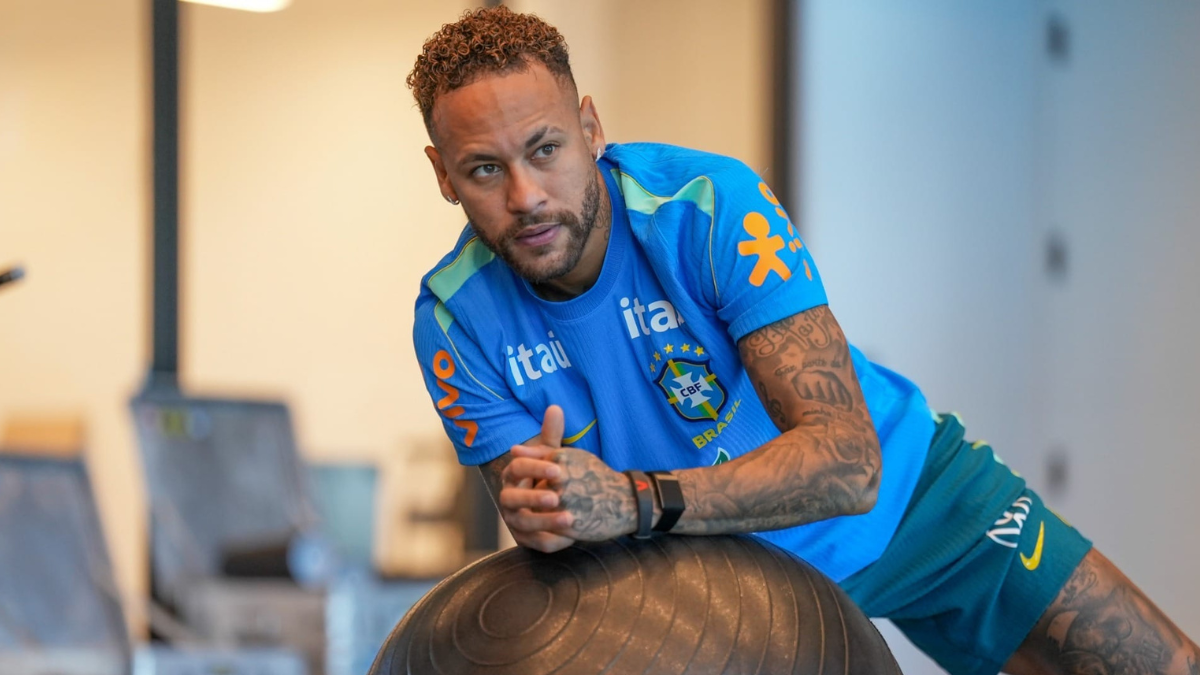 Lula brinca em tom de “primeiro convocado home office” com Neymar, que aparece sentado em um ambiente de escritório usando a camisa da seleção brasileira azul.