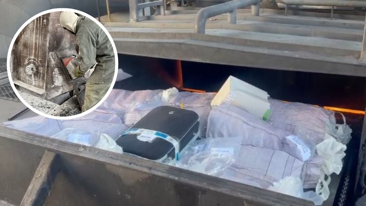 Polícia Federal destrói 560 kg de drogas em forno de incineração no aeroporto de Viracopos, com materiais apreendidos cobertos e equipe de segurança em ação.