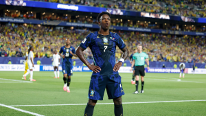 Jogador da seleção brasileira em campo comemora durante partida de futebol em estádio, imagem relacionada a cenários do Brasil para se classificar na Copa