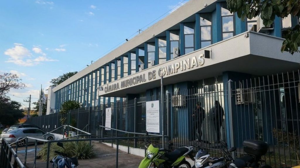 Câmara de Campinas analisa regras para cães de grande porte e combate aos maus-tratos em frente ao prédio da Câmara Municipal de Campinas, com veículo e estacionamentos ao lado.