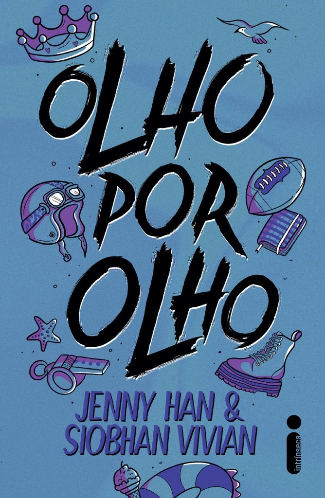 Cartaz ilustrado com o título “olho por olho”, em letras grandes pretas, e elementos de praia e esportes como bola de futebol americano, estrela do mar, sorvete, sandália e coroa, com créditos de “Jenny Han & Siobhan Vivian”.