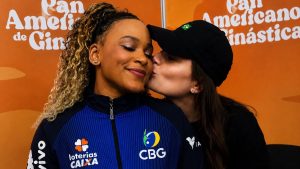 Foto de Rebeca Andrade com declaração de amor viraliza e assessoria se pronuncia
