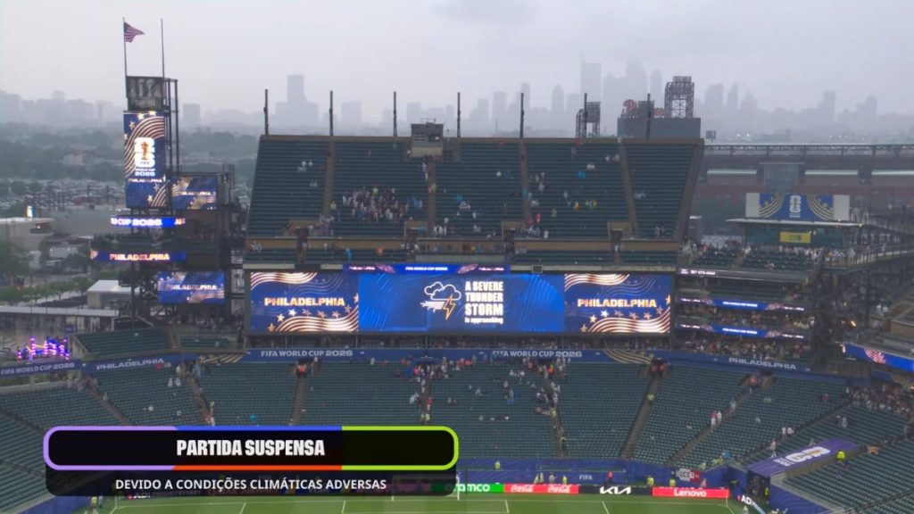 Demonstração de partida suspensa na Copa por conta das condições climáticas no dia do jogo, seguindo o protocolo de segurança da FIFA
