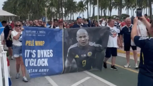 Torcida da Escócia provoca o Brasil antes do jogo: 'Quem é Pelé'