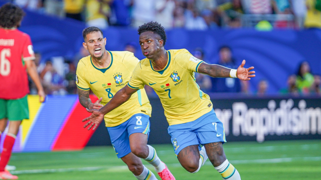 Bruno Guimarães e Vini Jr. comemorando gol do Brasil, representando os jogos da terceira rodada da Copa