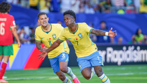 Bruno Guimarães e Vini Jr. comemorando gol do Brasil, representando os jogos da terceira rodada da Copa