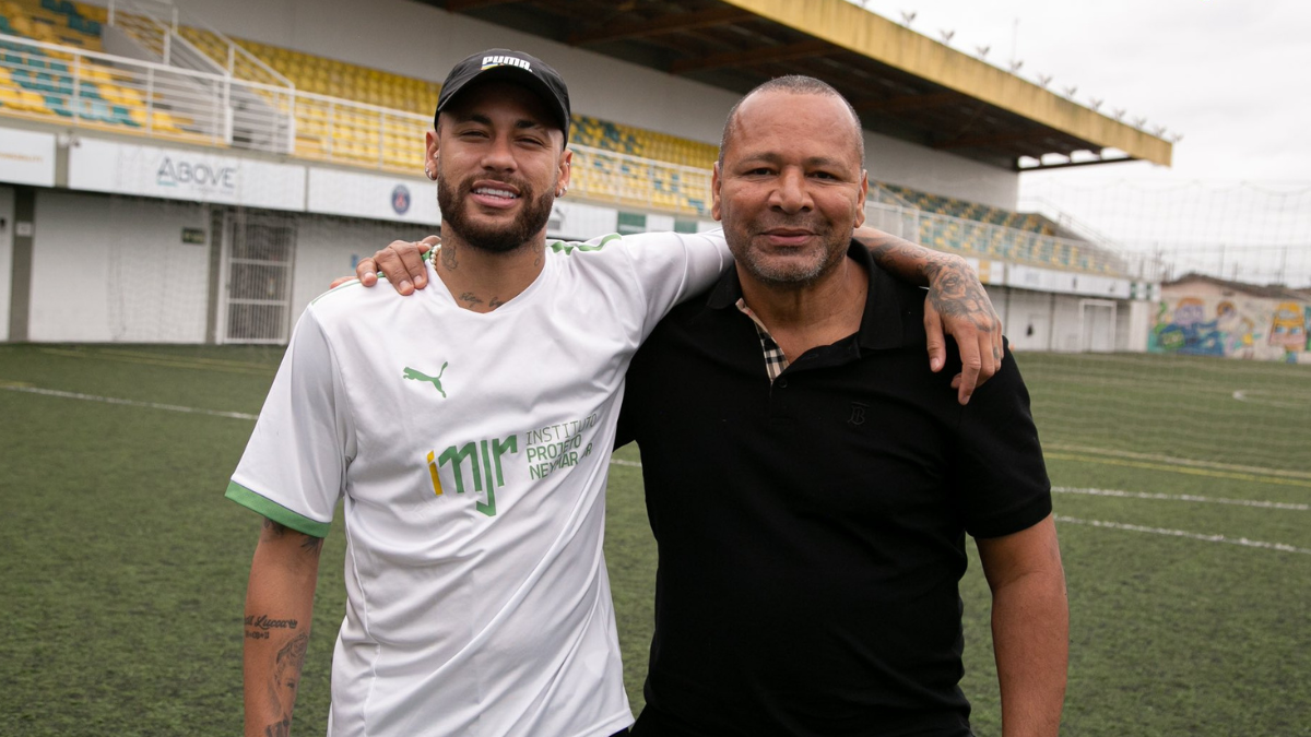 Neymar jr e Neymar pai, contextualizando Pai de Neymar posta mensagem para o atacante antes do jogo contra a Escócia: 'Chegou a hora'