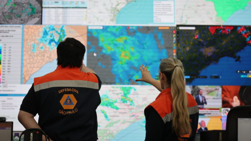 Profissionais da Defesa Civil, em São Paulo, observam mapas e informações meteorológicas em telas de monitoramento após a passagem de frente fria, com o Gabinete de crise em desmobilização.