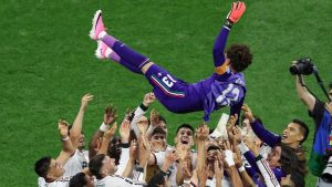 Jogadores da seleção do México comemoram com o goleiro em campo, braços erguidos, após vencer a Tchéquia e garantir classificação histórica ao mata-mata do torneio