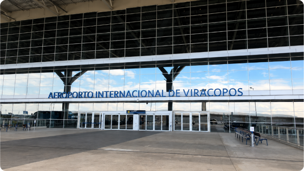 Fachada do Aeroporto Internacional de Viracopos com placa “AEROPORTO INTERNACIONAL DE VIRACOPOS”, em cenário de céu encoberto que indica impacto de voos cancelados Viracopos por neblina