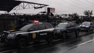 Operação policial em pátio com veículos apreendidos em Piracicaba, com viaturas da polícia e carros alinhados para fiscalização após desmontes em Piracicaba resultarem em autuações.