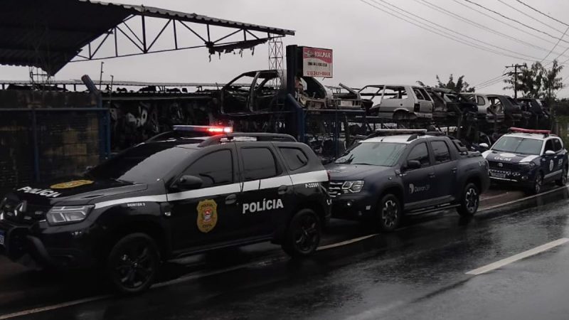Operação policial em pátio com veículos apreendidos em Piracicaba, com viaturas da polícia e carros alinhados para fiscalização após desmontes em Piracicaba resultarem em autuações.