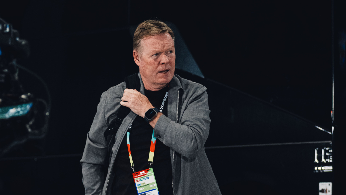 Técnico da Holanda em entrevista ou coletiva, em ambiente esportivo, usando credencial e microfone no pescoço, falando confiante sobre enfrentar o Brasil na Copa.