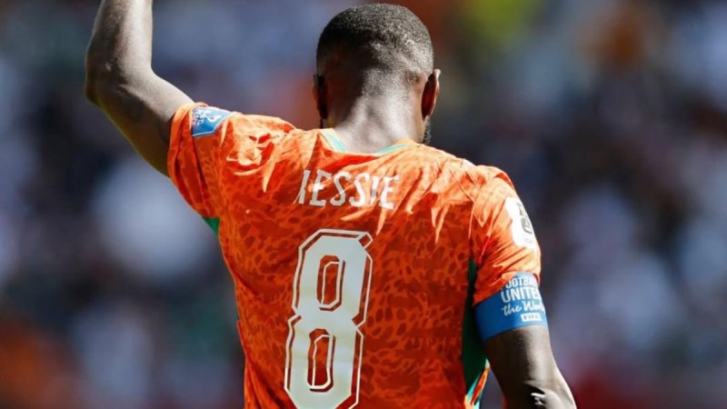Jogador de futebol veste a camisa laranja com o número 8, braços levantados em comemoração, em imagem de partida que destaca o duelo entre Curaçao e Costa do Marfim.