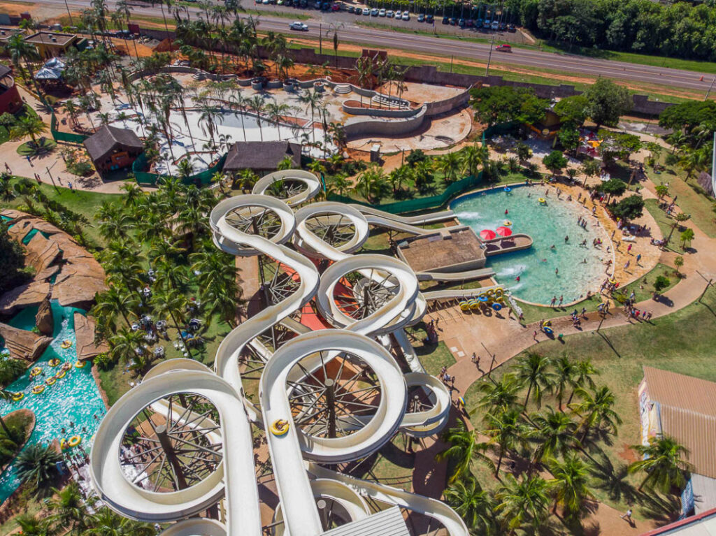 Hot Beach Park: Parque aquático com dezenas de atrações destaque para o ambiente praiano.