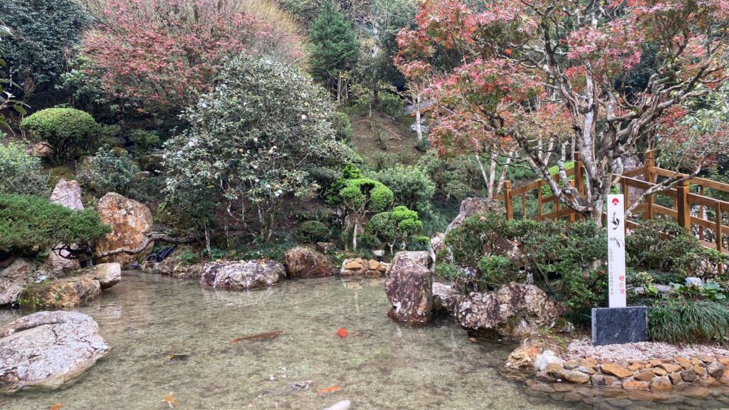 Recanto Japonês: lagos, jardins e trilhas leves que estimulam a imaginação e o contato com a natureza.