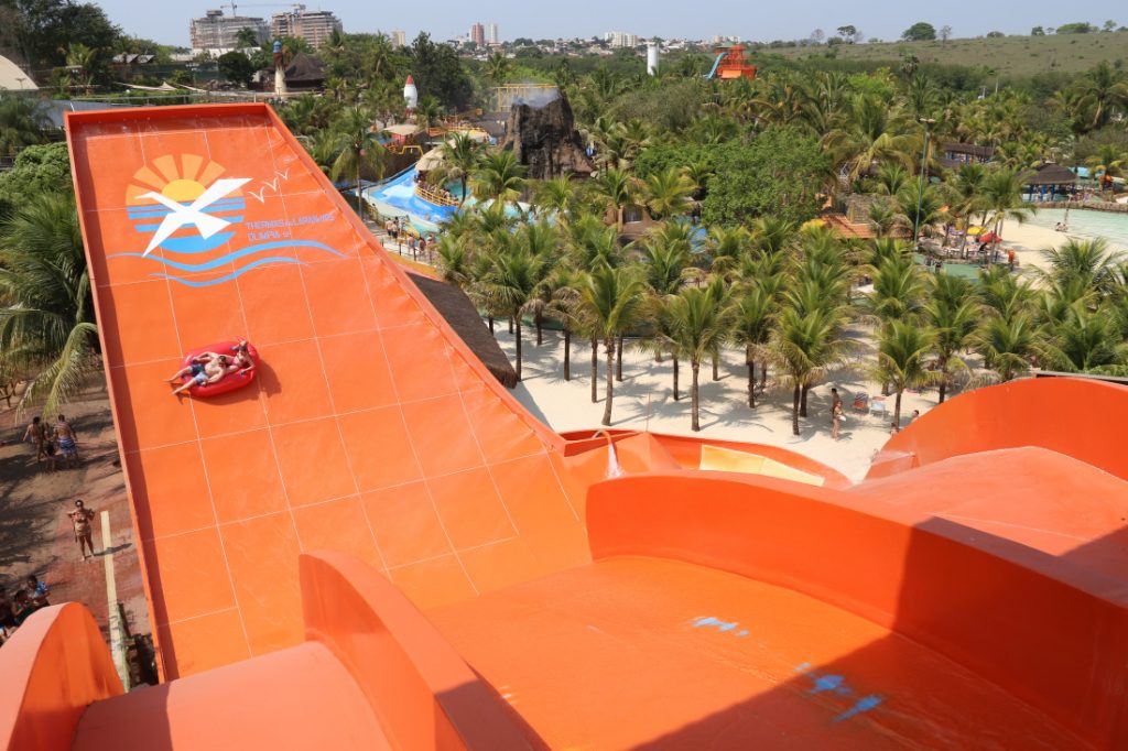 Thermas dos Laranjais: piscinas infantis, playgrounds aquáticos, rios de correnteza e dezenas de atrações.