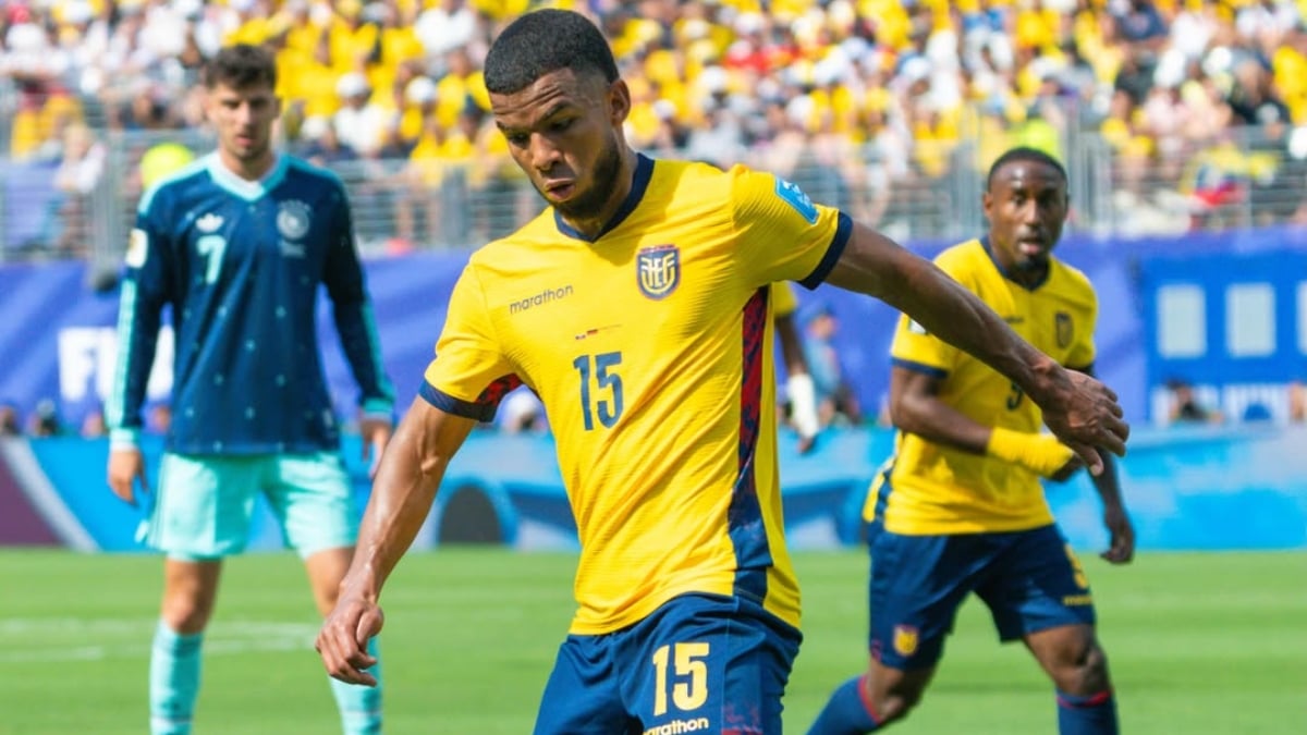 Jogadores da seleção do Equador em partida de futebol, com atleta usando camisa amarela e número 15, em campo e estádio lotado; imagem remete ao Equador decreta feriado nacional após classificação histórica na Copa do Mundo.