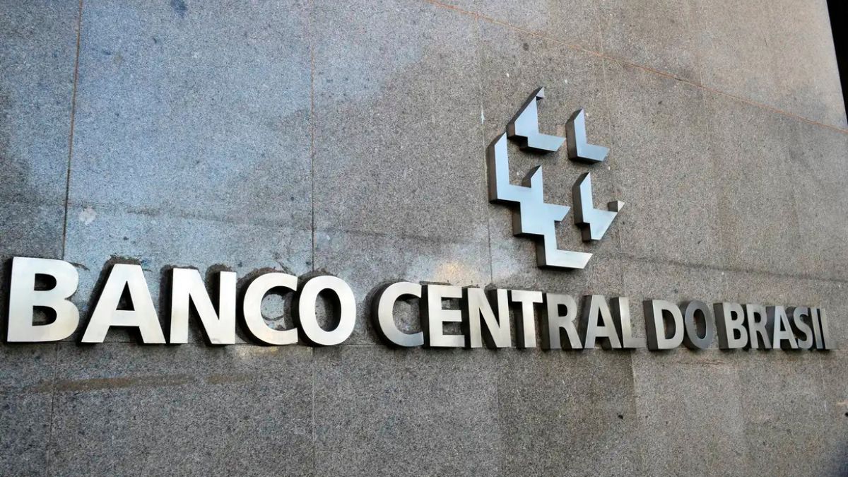 Fachada do Banco Central do Brasil, com o logotipo “Banco Central do Brasil” em destaque, remetendo a atualização de projeção do PIB para 2026.
