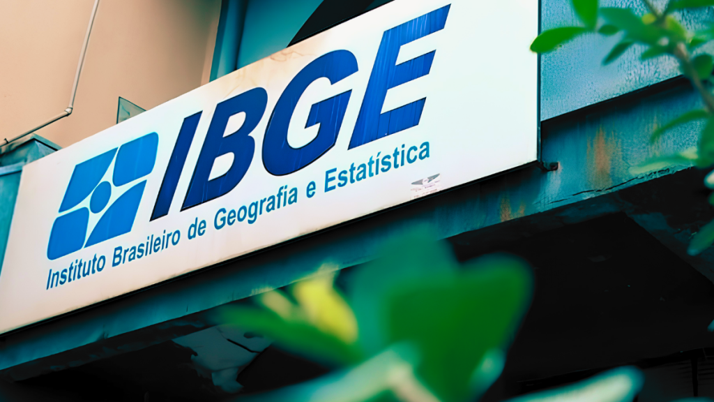 Fachada do Instituto Brasileiro de Geografia e Estatística (IBGE) com destaque para o letreiro IBGE, em contexto de concurso IBGE com vagas temporárias para atuação nos censos de 2026.