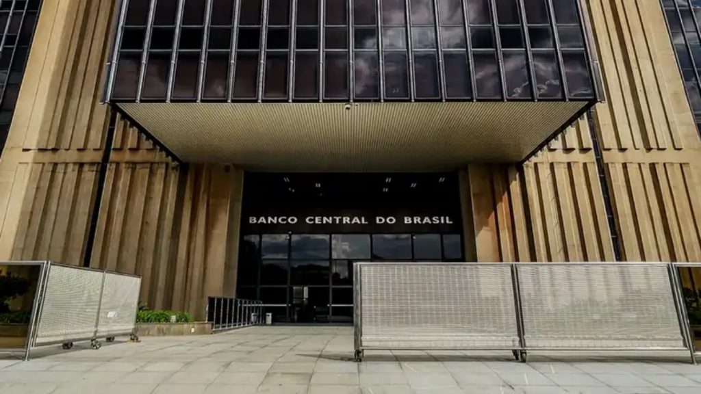 Fachada do Banco Central do Brasil, em imagem jornalística que contextualiza notícia sobre sindicato e o pagamento de até R$ 300 mil à Luana Piovani para campanha nas redes contra a PEC do BC.